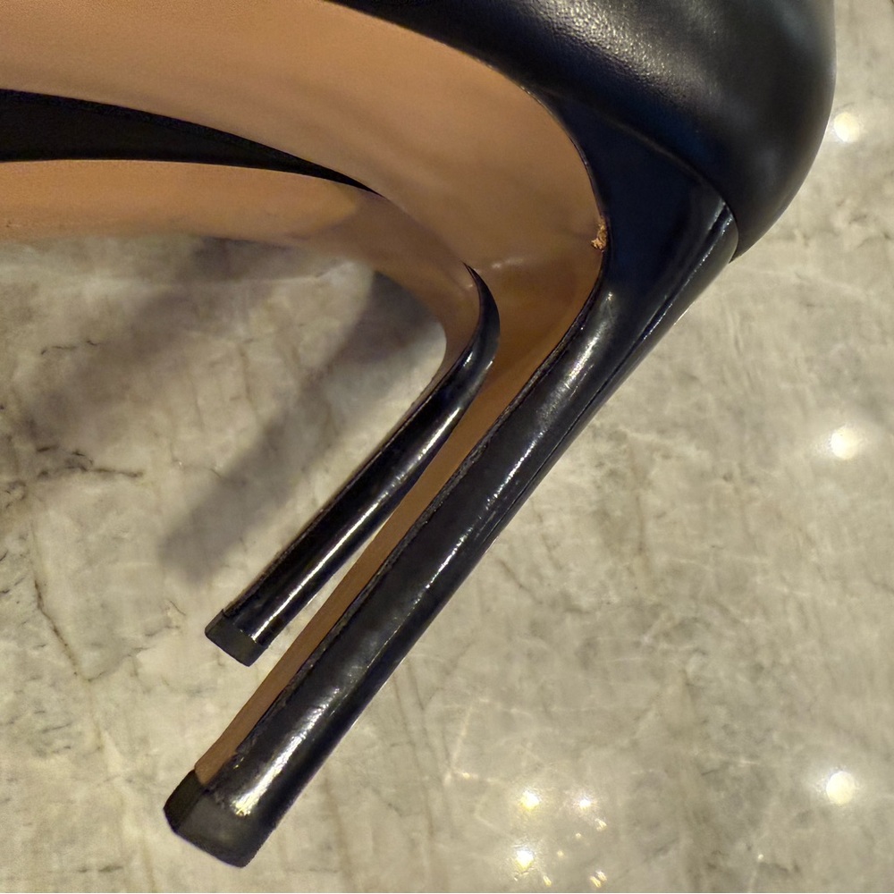 Salvatore Ferragamo Black Leather Bow Accent Pumps - Size 8.5 - Picture 6 of 9